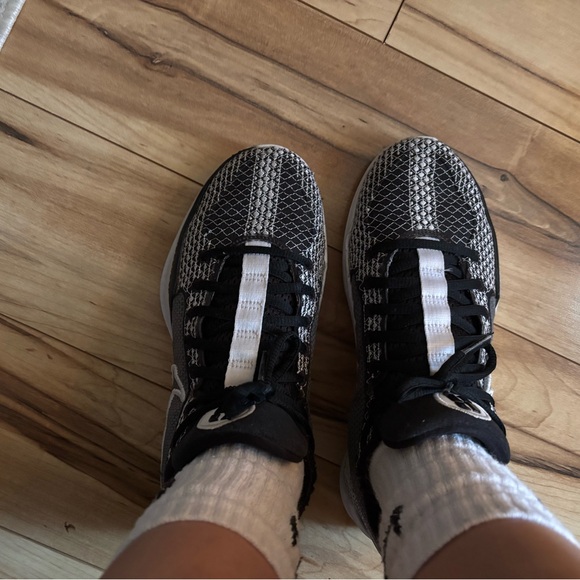 Nike Black and White Women's Sneakers - Picture 9 of 9